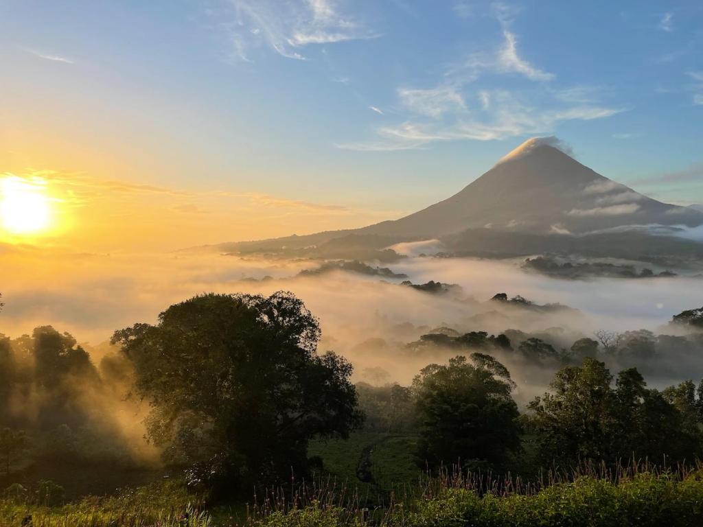 福尔图纳Sangregado Lodge的享有山脉美景,享有阳光的背景