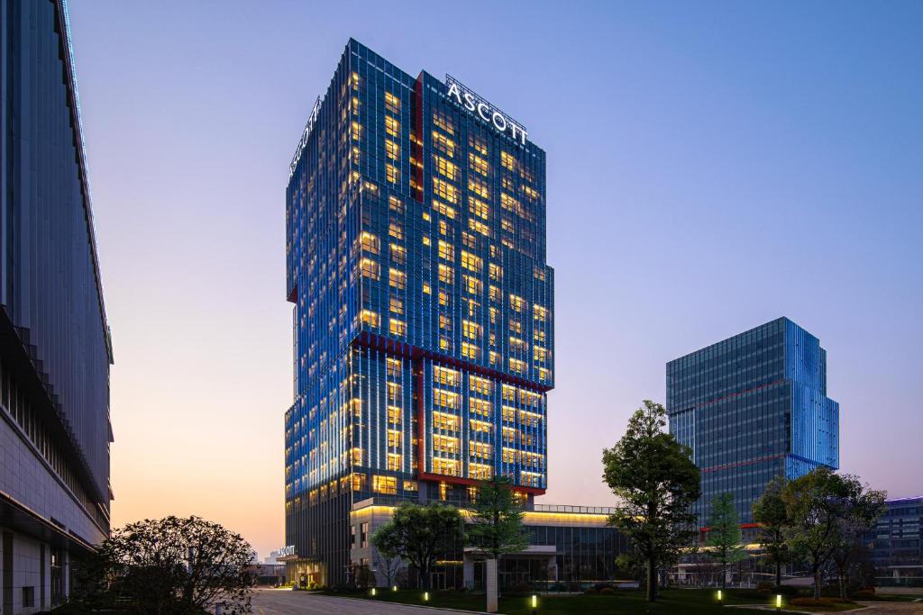无锡无锡雅诗阁新发服务公寓的一座高大的建筑,城市里灯火通明