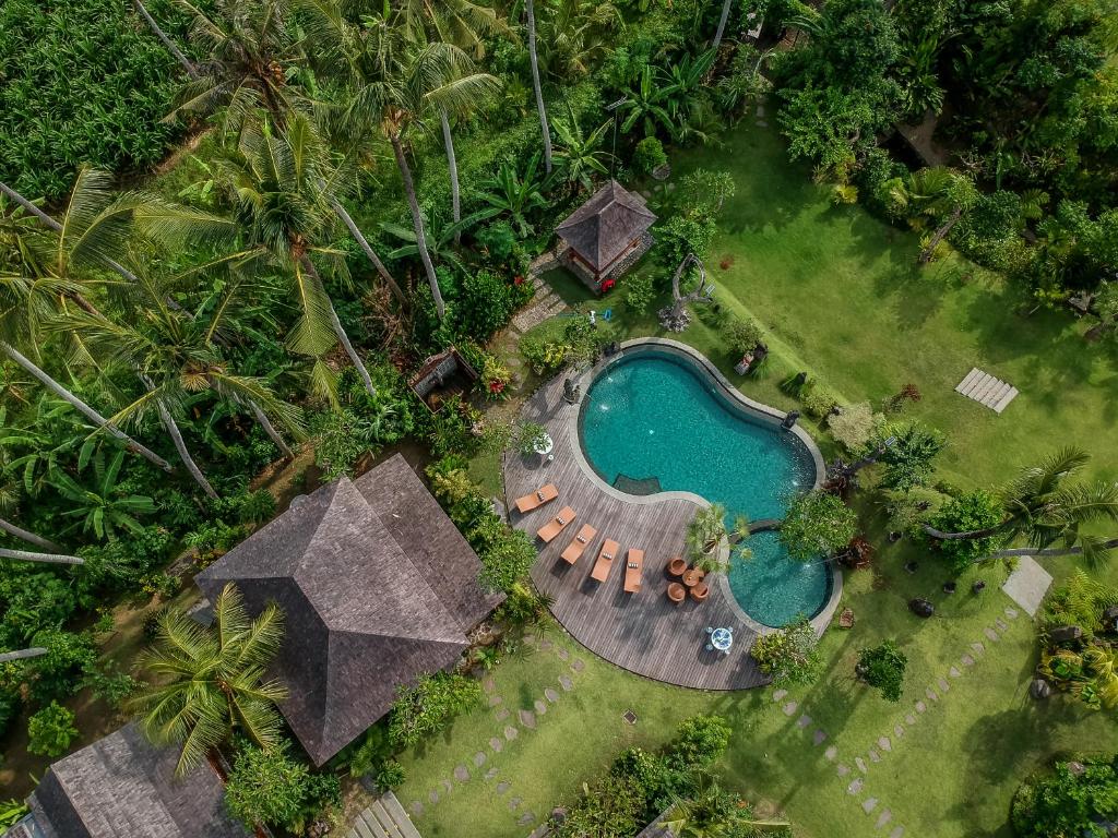 博拉巴图Pangkung Carik Villa by Pramana Villas的享有度假村游泳池的顶部景致