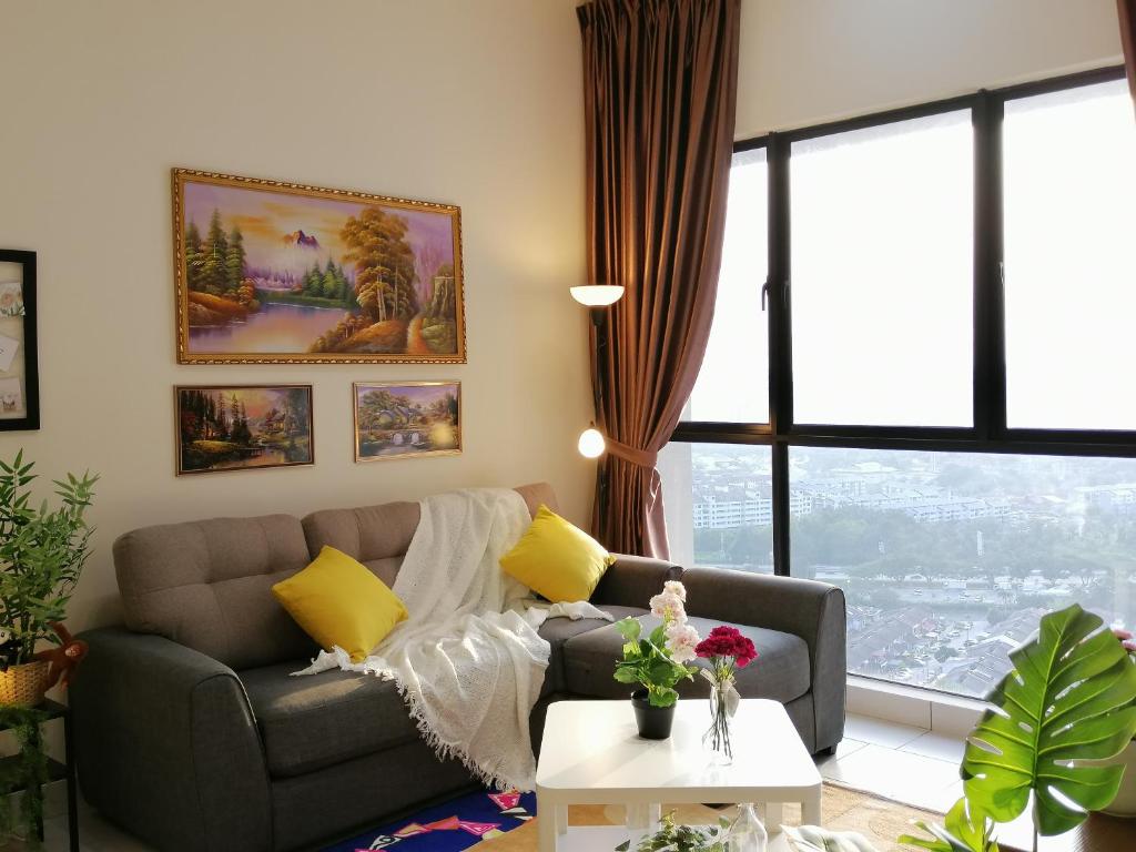 史里肯邦安Astetica Residences @ Seri Kembangan的客厅配有沙发和桌子