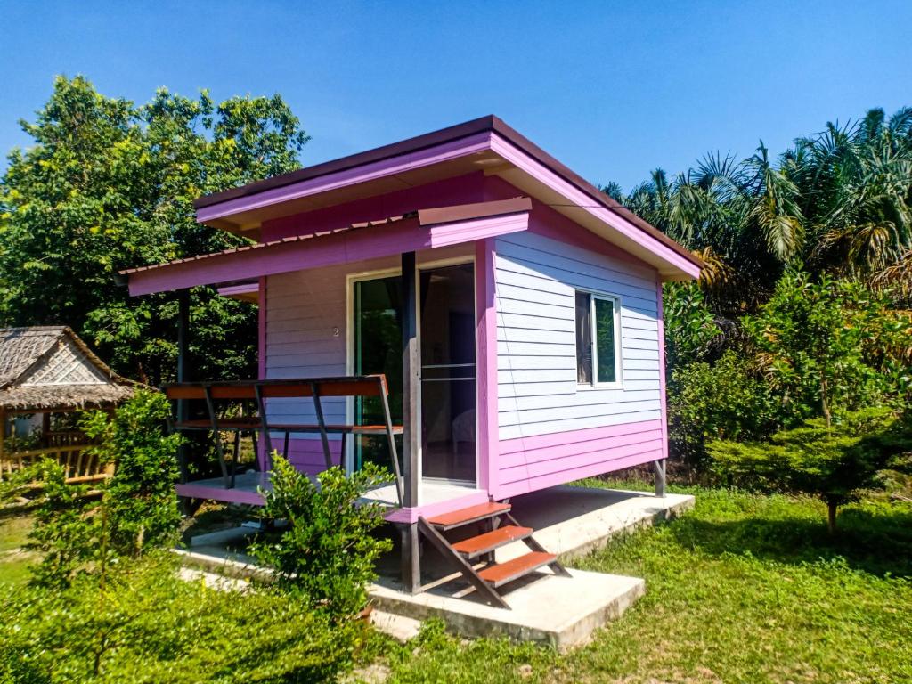 跋麒Win Gray Homestay Resort的粉红色的小房子,带门廊