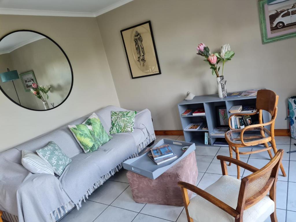 开普敦Oregon Apartment Cape Town的带沙发和镜子的客厅