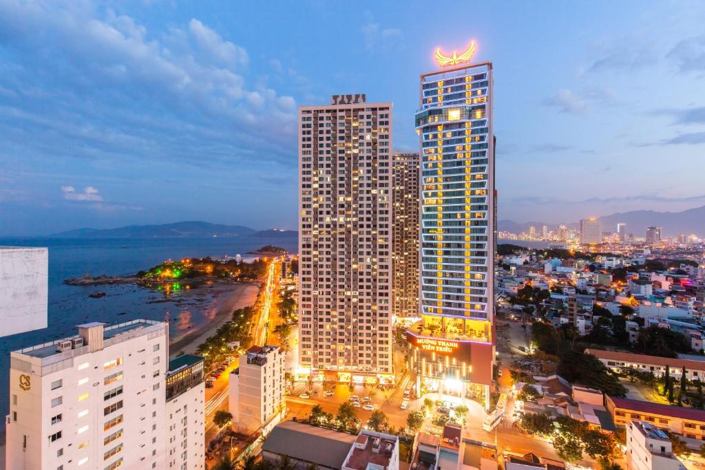 芽庄Muong Thanh Luxury Vien Trieu Nha Trang的城市天际线,高楼和大海