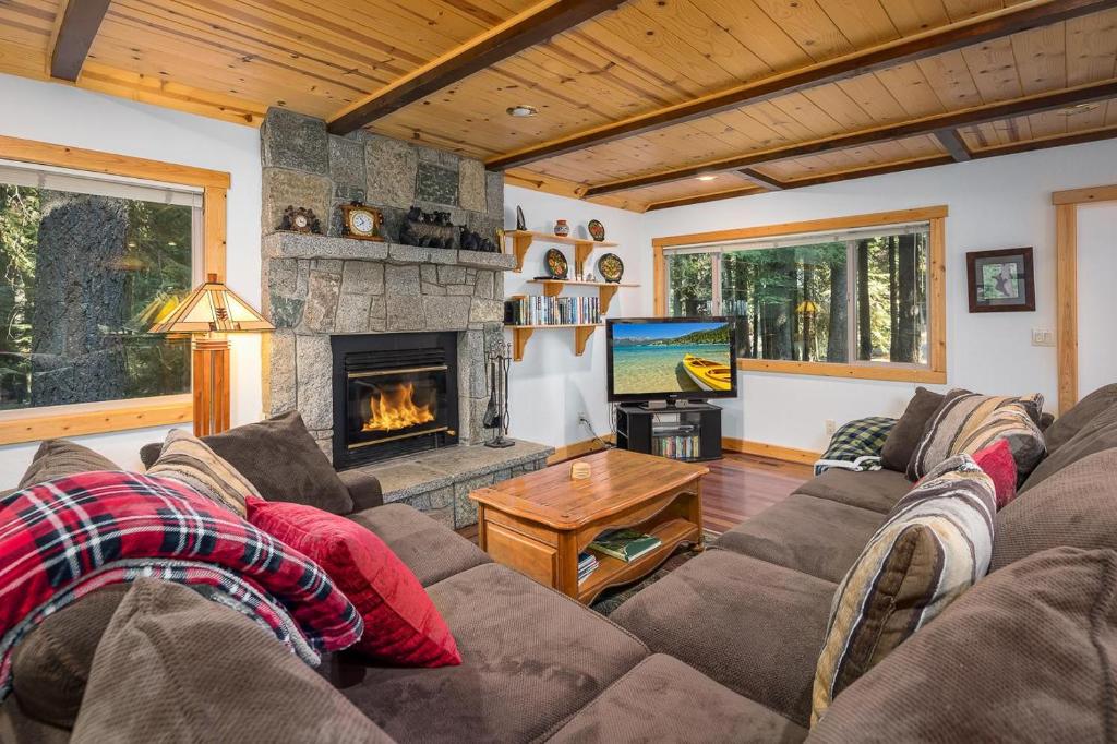 塔霍马The Lazy Bear Lodge的带沙发和壁炉的客厅