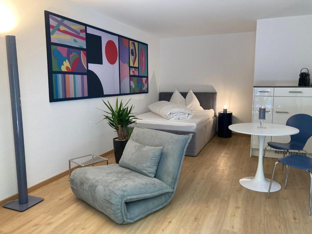 苏黎世Furnished studio with garden Seefeld I Tiefenbrunnen的一间卧室配有一张床、一把椅子和一张桌子