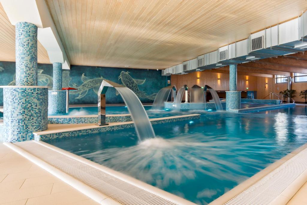 雷达江河时尚SPA酒店的一座建筑中一个带喷泉的游泳池