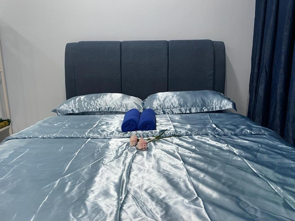 塞贝维CQ28-SELF CHECK IN- Wifi- Netflix- Parking-New, 2017的一张带蓝色床单和蓝色枕头的床