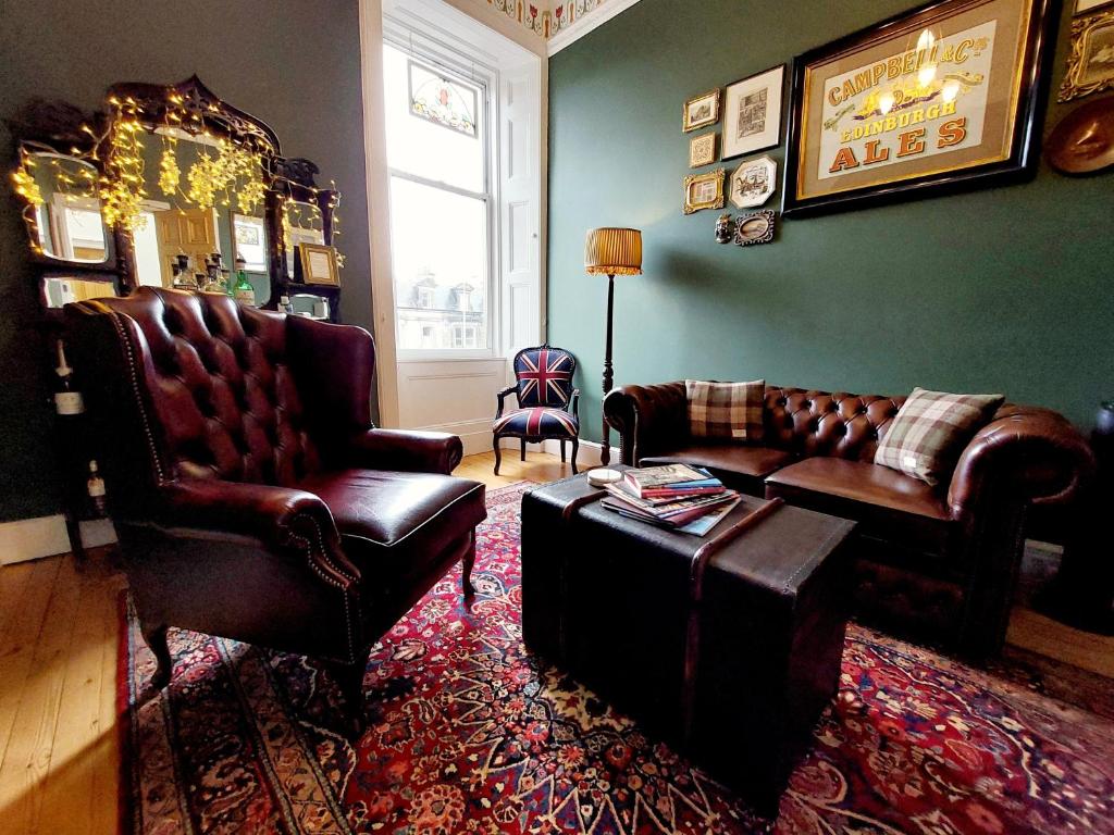 爱丁堡巴若尼之家的客厅配有皮革家具和镜子