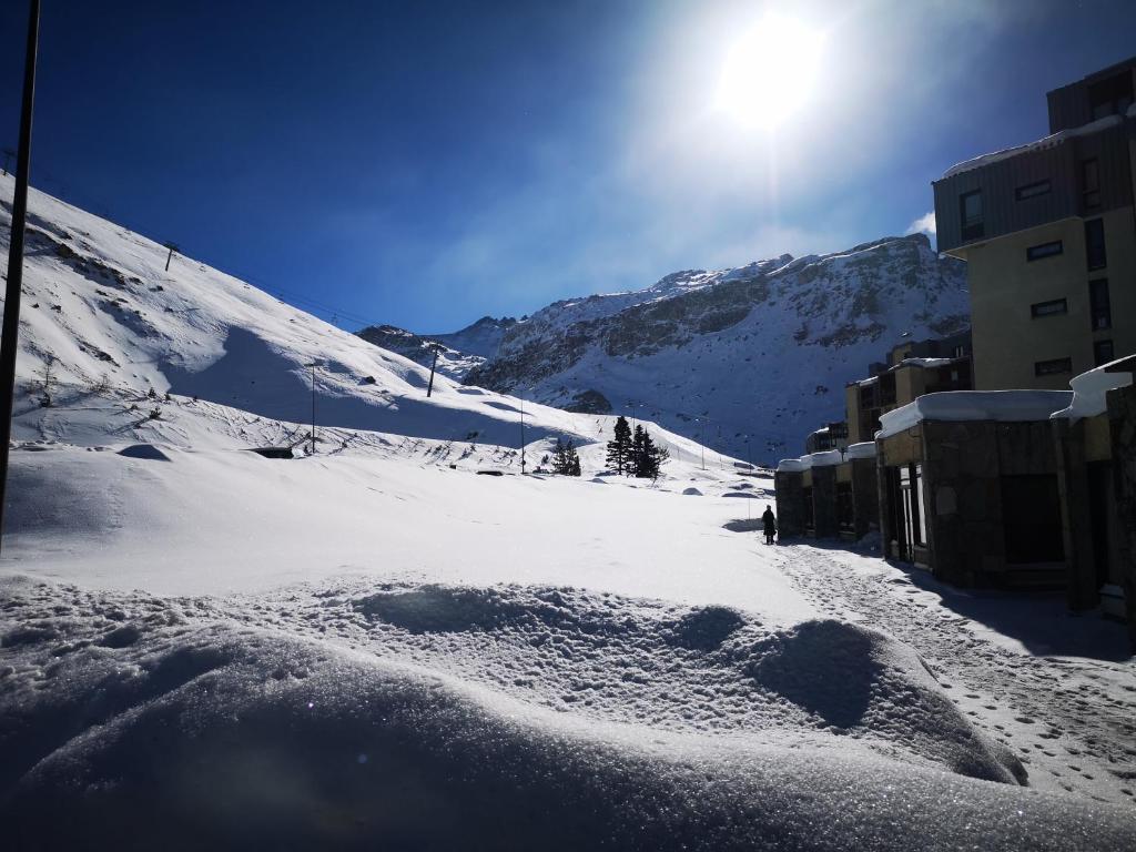 蒂涅Tignes Val Claret - Beau T3 de standing, refait à neuf的山底下有雪覆盖,有太阳