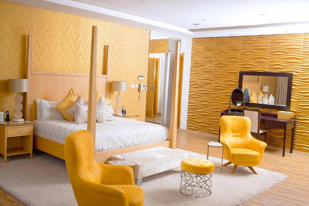 哈拉雷Masawara Urban Retreat的卧室配有一张床、一张桌子和椅子