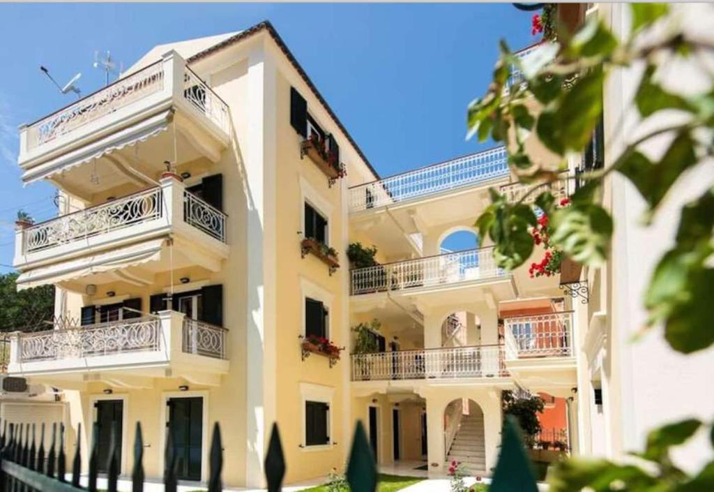 贝尼蔡斯Filoxenia Kirki Apartments by CorfuEscapes的一座大型白色建筑,设有阳台