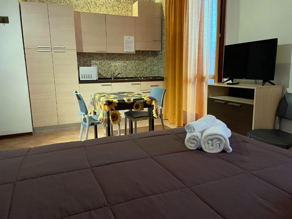 廖卢纳托Residence Cimone SuperSci的一间卧室配有一张桌子和厨房