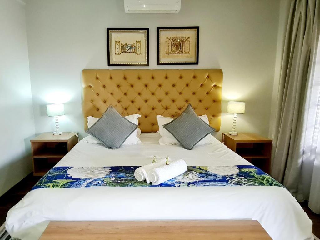 哈特比斯普特Magalies Mountain Lodge and Spa的一间卧室配有一张床,上面有两条毛巾