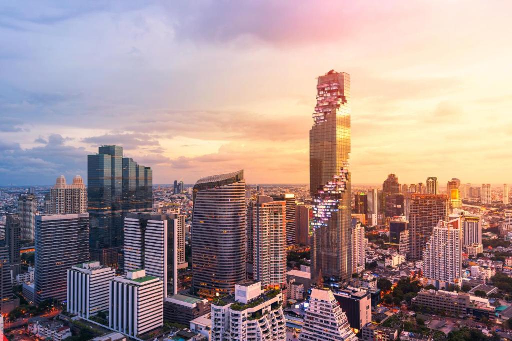 曼谷曼谷仕丹德大京都大厦酒店的城市天际线,高耸的摩天大楼