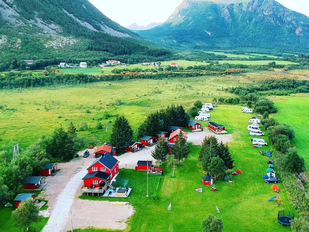 Reipå瑞铂露营酒店的一组帐篷在野外的空中景观