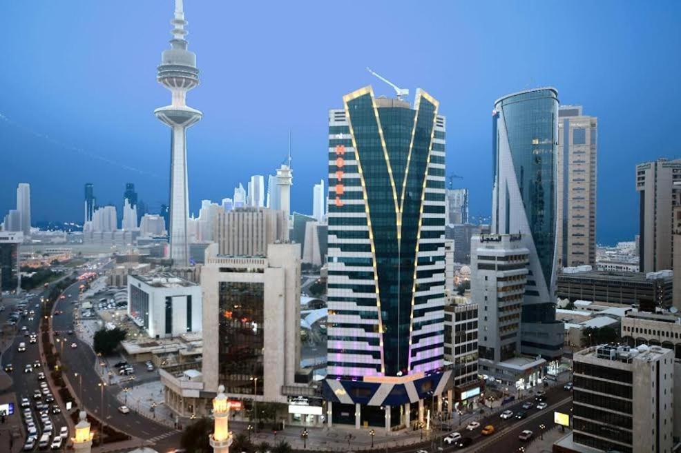 科威特Panorama Hotel Kuwait的享有拥有建筑和交通的城市美景