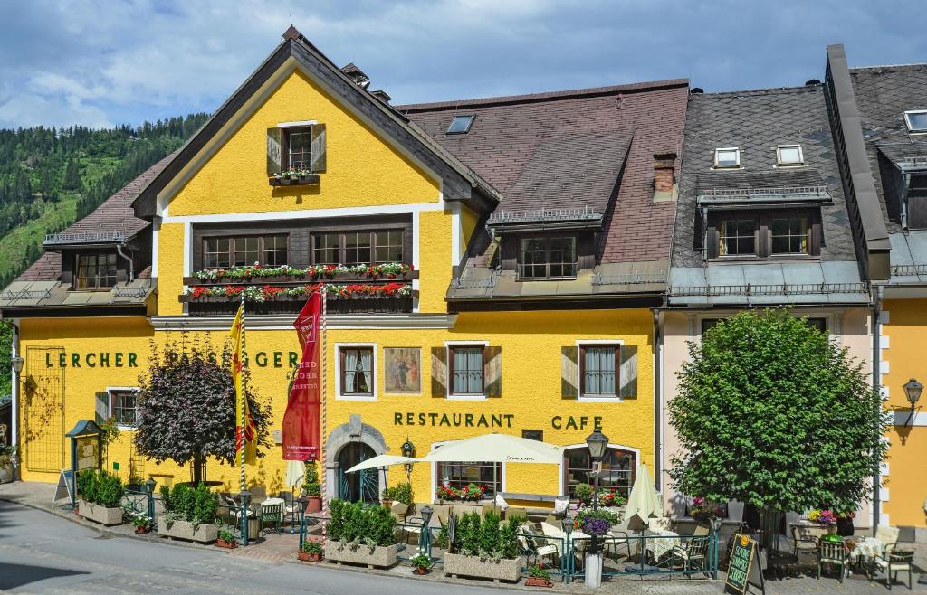 穆劳Hotel Gasthof Lercher的街上有餐厅,有黄色的建筑