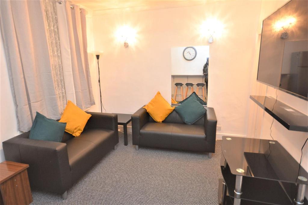 巴尔金Lovely 3 Bedroom House near Barking Station的客厅配有两张沙发和一台电视