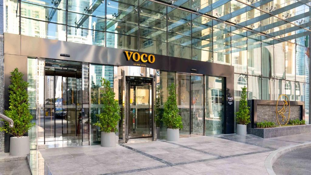 迪拜voco - Bonnington Dubai, an IHG Hotel的一座有盆栽植物的怪物建筑