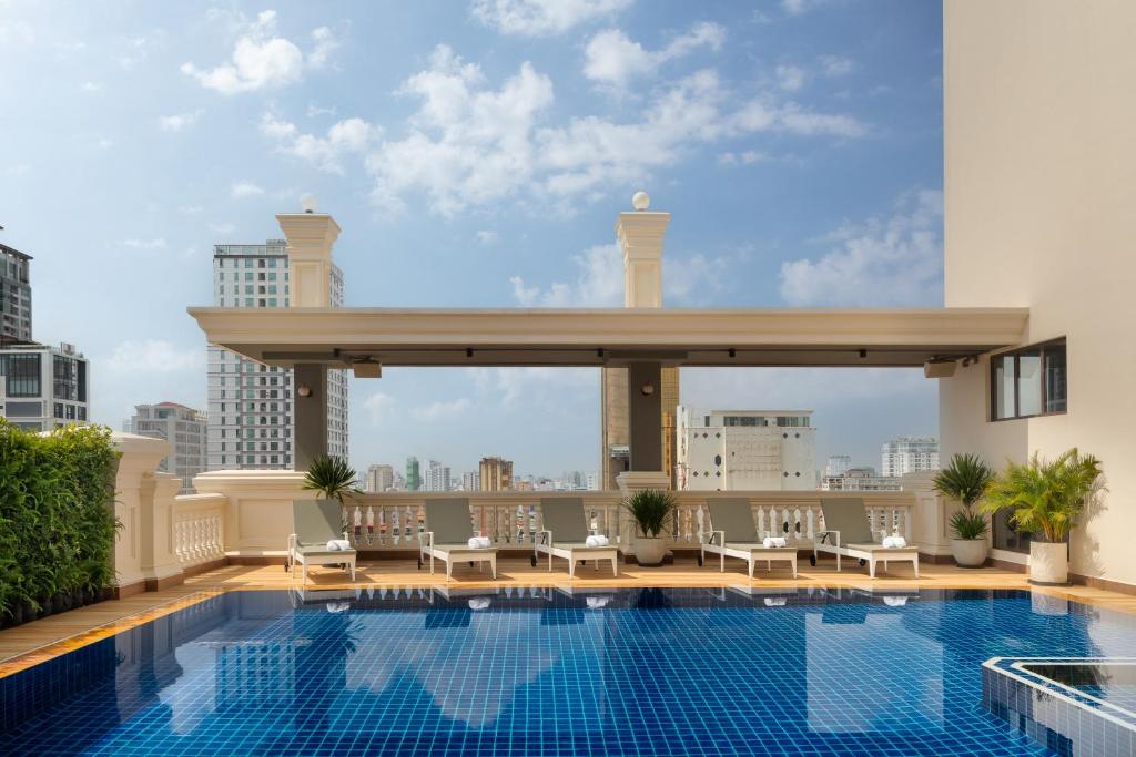 金边Duong Chan Hotel的一座位于建筑屋顶的游泳池,享有美景