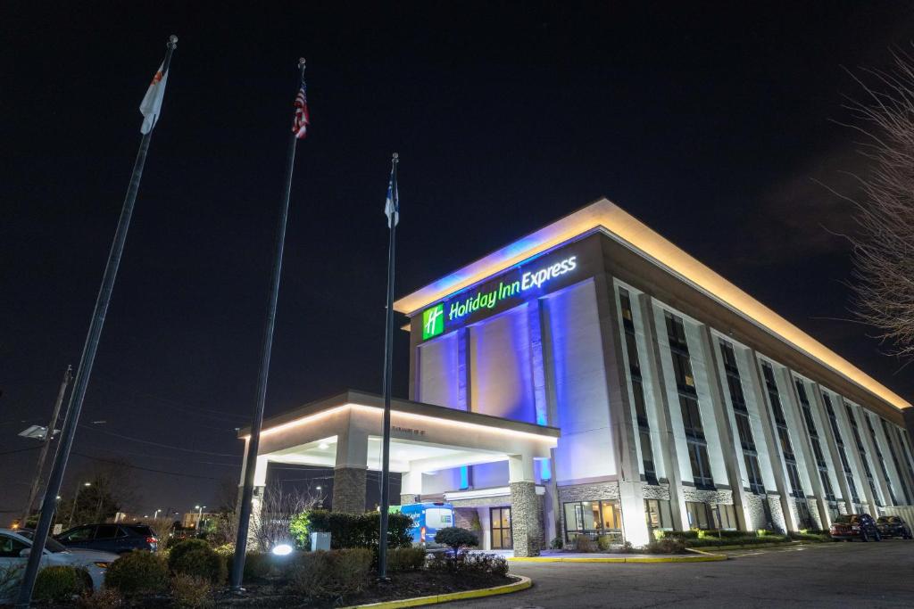 伊丽莎白Holiday Inn Express - Newark Airport - Elizabeth, an IHG Hotel的一座建筑,在晚上前有标志