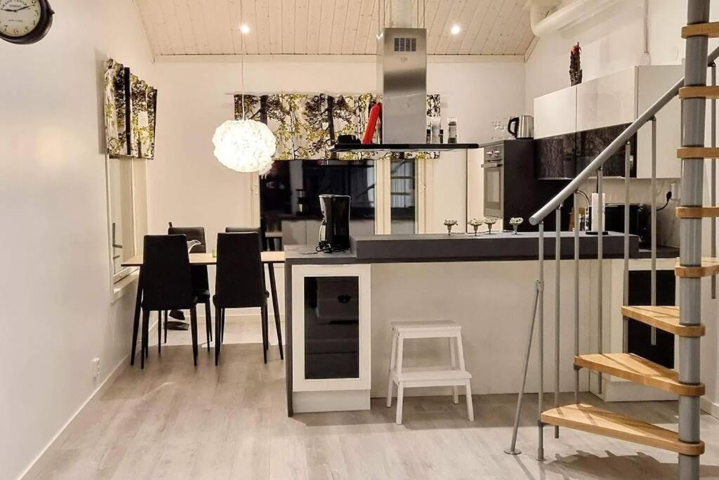 库萨莫Elegantti studio lähellä Kuusamon keskustaa的厨房配有柜台和桌椅