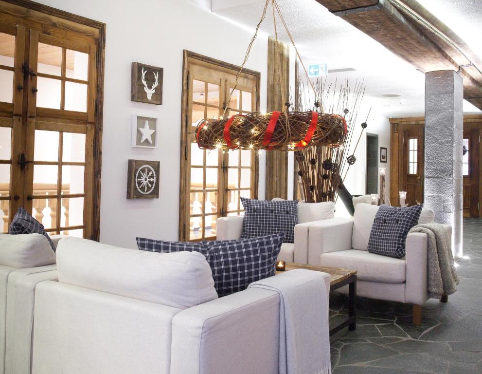 英格堡SPANNORT family home with common kitchen and self check-in的客厅配有白色的沙发和吊灯。