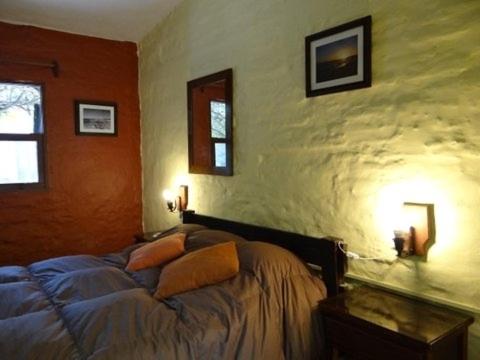 拉帕洛马伊比拉皮塔旅舍的一间卧室配有一张带两个枕头的床