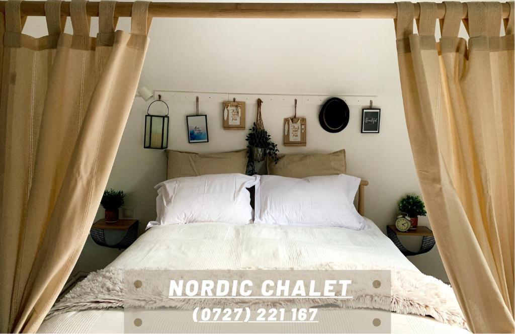 锡纳亚Nordic Chalet的一间卧室配有床和窗帘