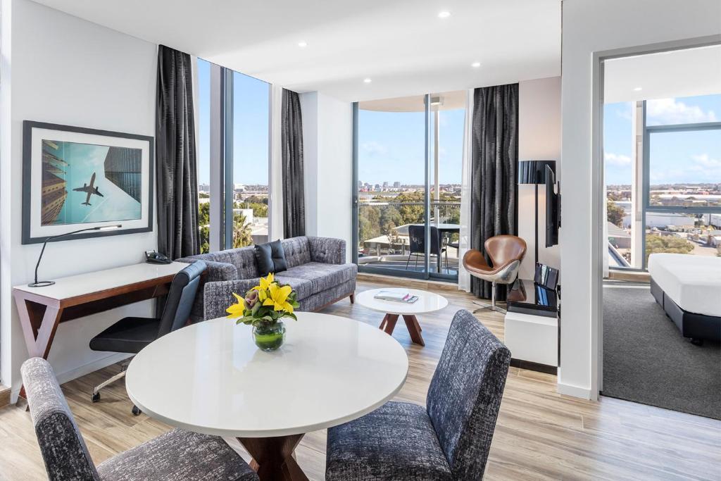 悉尼马斯克特中心美利通公寓式酒店的客厅配有沙发和桌椅