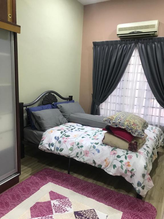 万挠Homestay Islam Keluarga BTP Rawang的一间卧室设有一张床和一个窗口