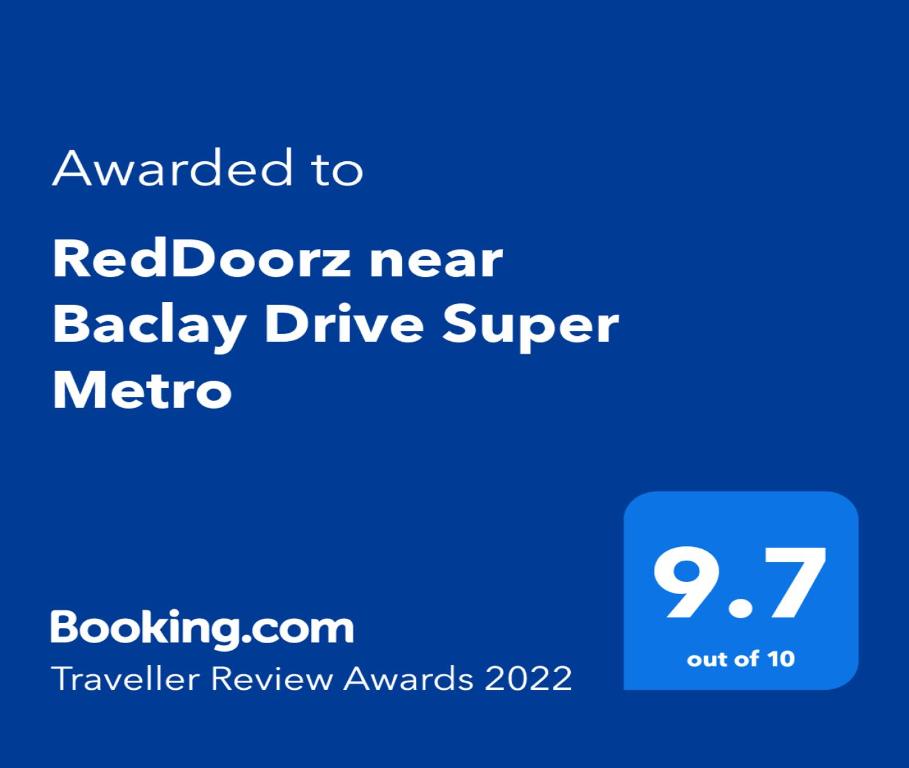 宿务RedDoorz near Baclay Drive Super Metro的面包店附近红门的屏幕显示器驱动超级地铁