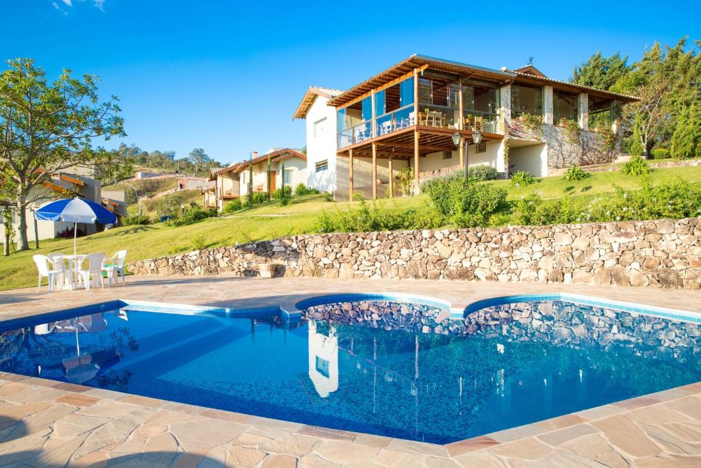 阿瓜斯迪林多亚绿山旅馆的别墅前设有游泳池