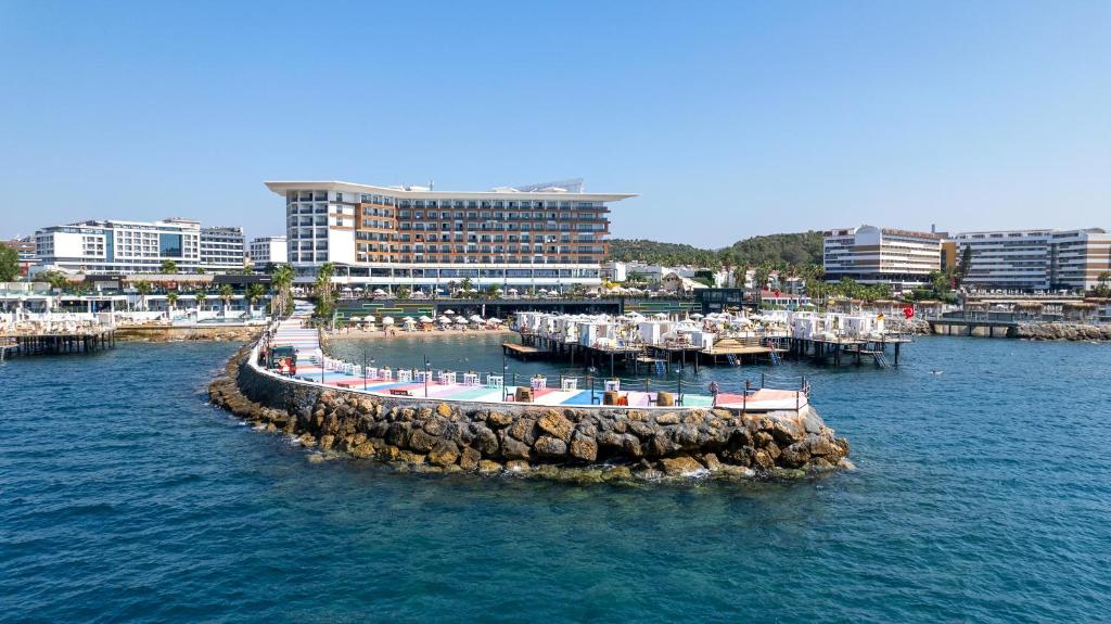 阿拉尼亚Mary Hotels Alanya的水域中的一群船