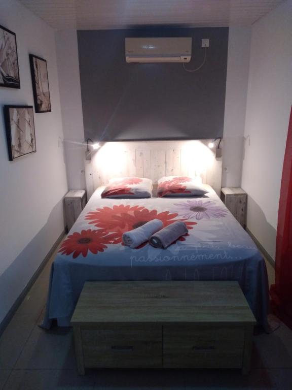 KumakChez Pascal et Claudia的一间卧室配有一张带两个枕头的床
