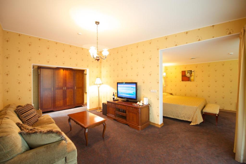 拉克韦雷特里萨别墅酒店​​的带沙发、床和电视的客厅
