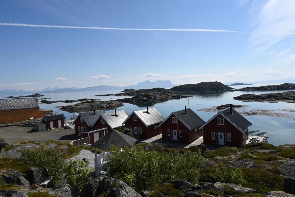 Offersøy奥夫尔塞岛垂钓中心酒店的水体岸边的一排房屋