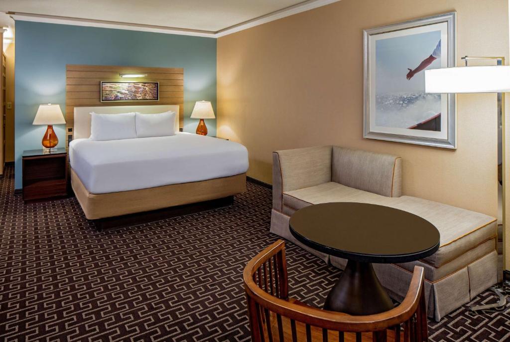 格林威治格林威治凯悦酒店的配有床、椅子和桌子的酒店客房