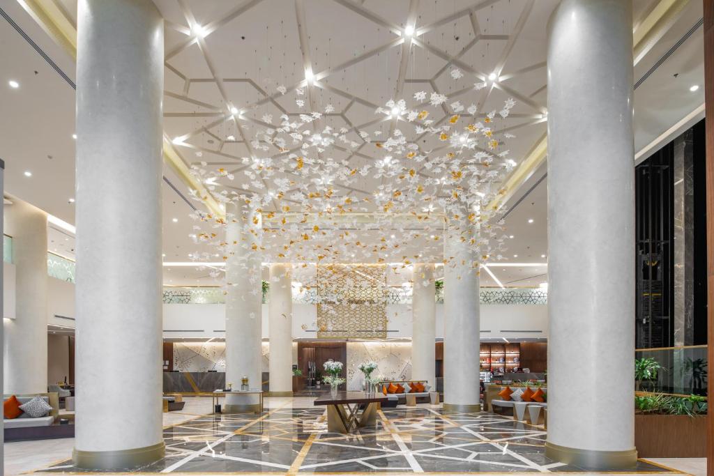麦加Wirgan Hotel Al Azizyah的酒店大堂设有大吊灯