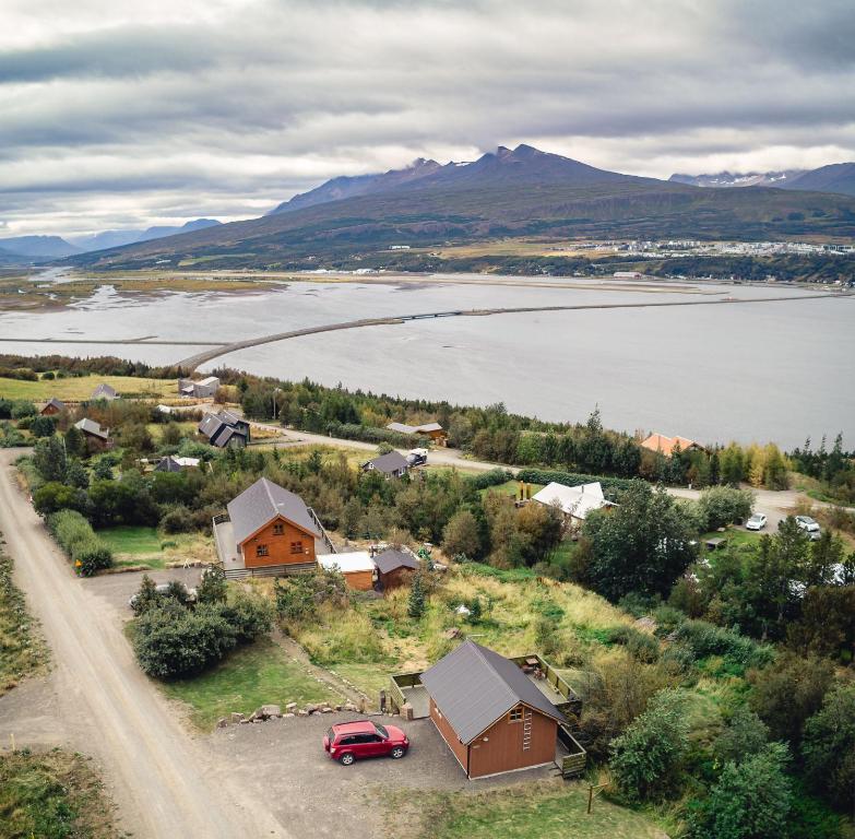 阿克雷里Björkin – Cozy Cabin with excellent view的享有小镇的空中湖景