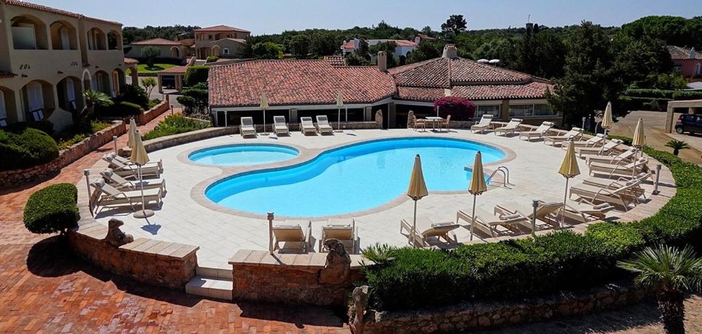 切尔沃港尼巴露酒店的一个带躺椅的游泳池以及一座房子