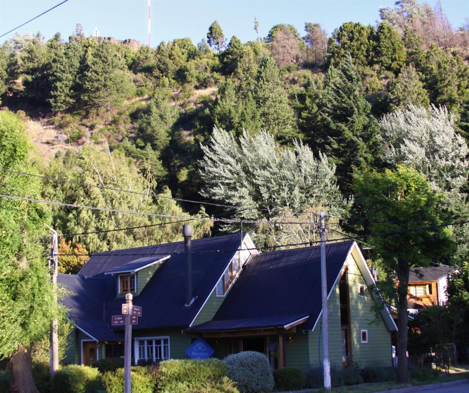 圣马丁德洛斯Wesley House的山前有蓝色屋顶的房子