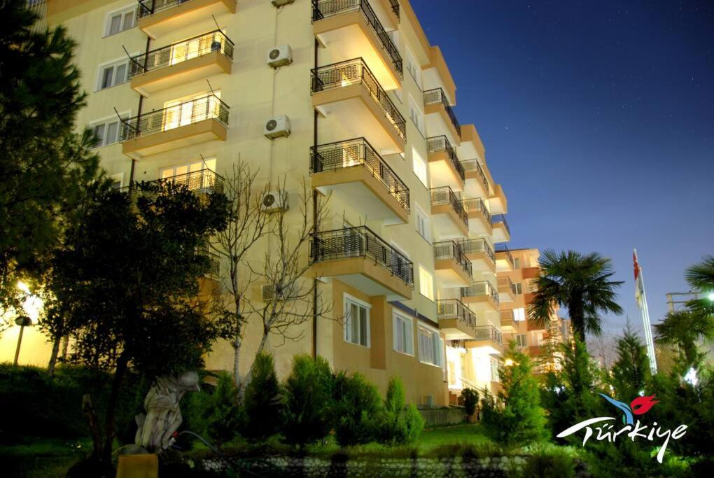 ÇekirgeViP Apartments的一座高大的建筑,旁边设有阳台