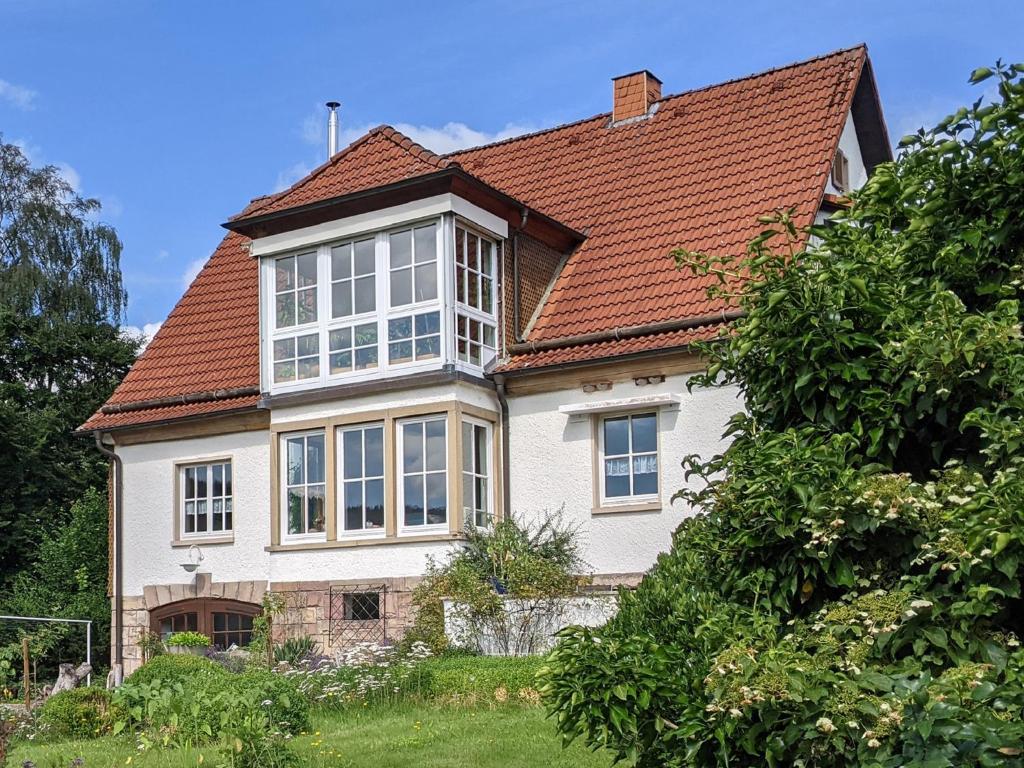 伦山前比绍夫斯海姆Familienferienwohnung Villa Zaunkönigin的一座大型白色房屋,设有红色屋顶