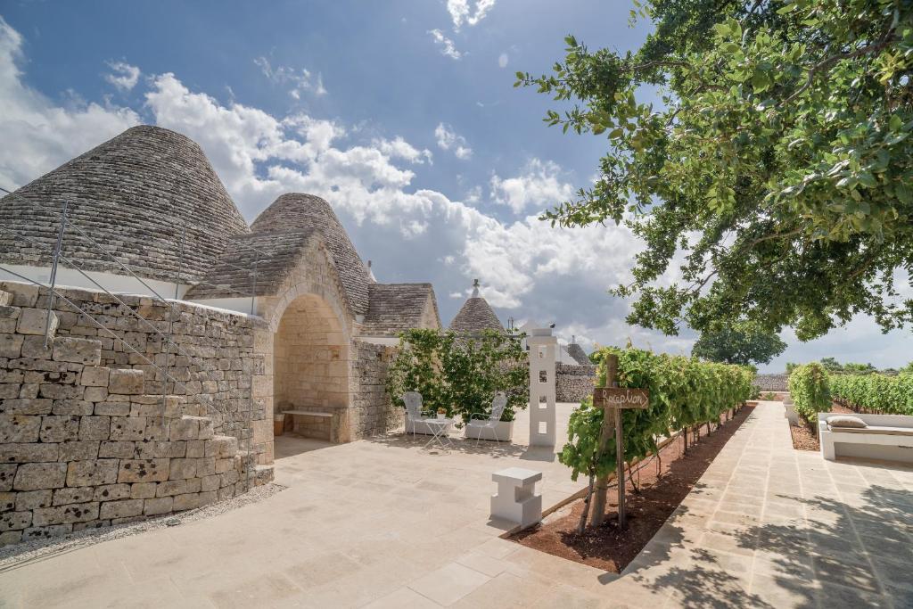 塞尔瓦迪法萨诺Nina Trulli Resort的享有石头建筑的外部景致,