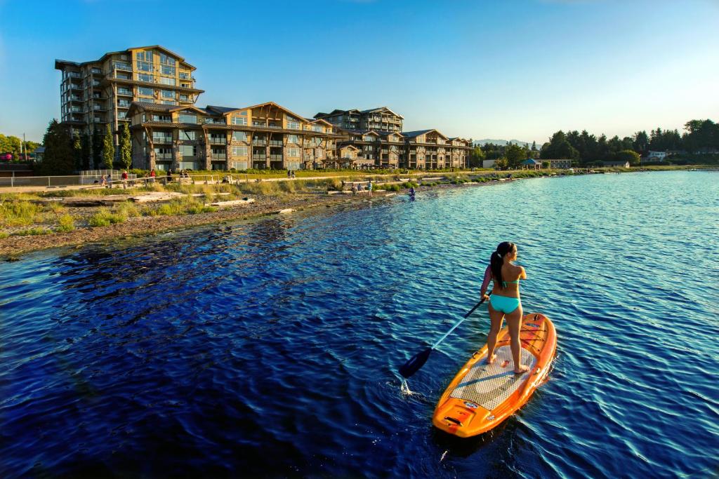 帕克斯维尔海滩俱乐部度假村 - 贝斯塔酒店&度假村的水中一个在桨板上的女人