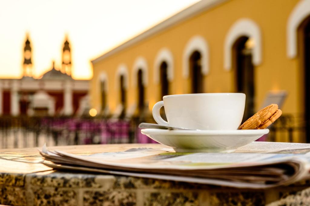 坎佩切坎佩切广场酒店的坐在桌子上的一个咖啡杯