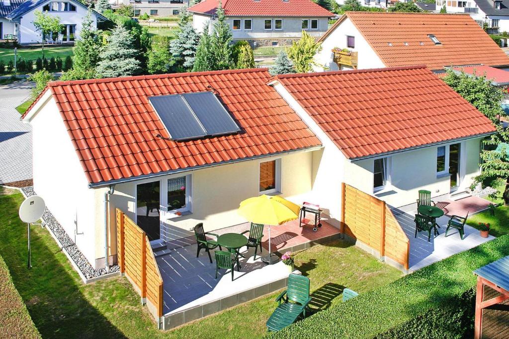 卢布明Semi-detached house, Lubmin的屋顶上方设有太阳能电池板的房子的景色