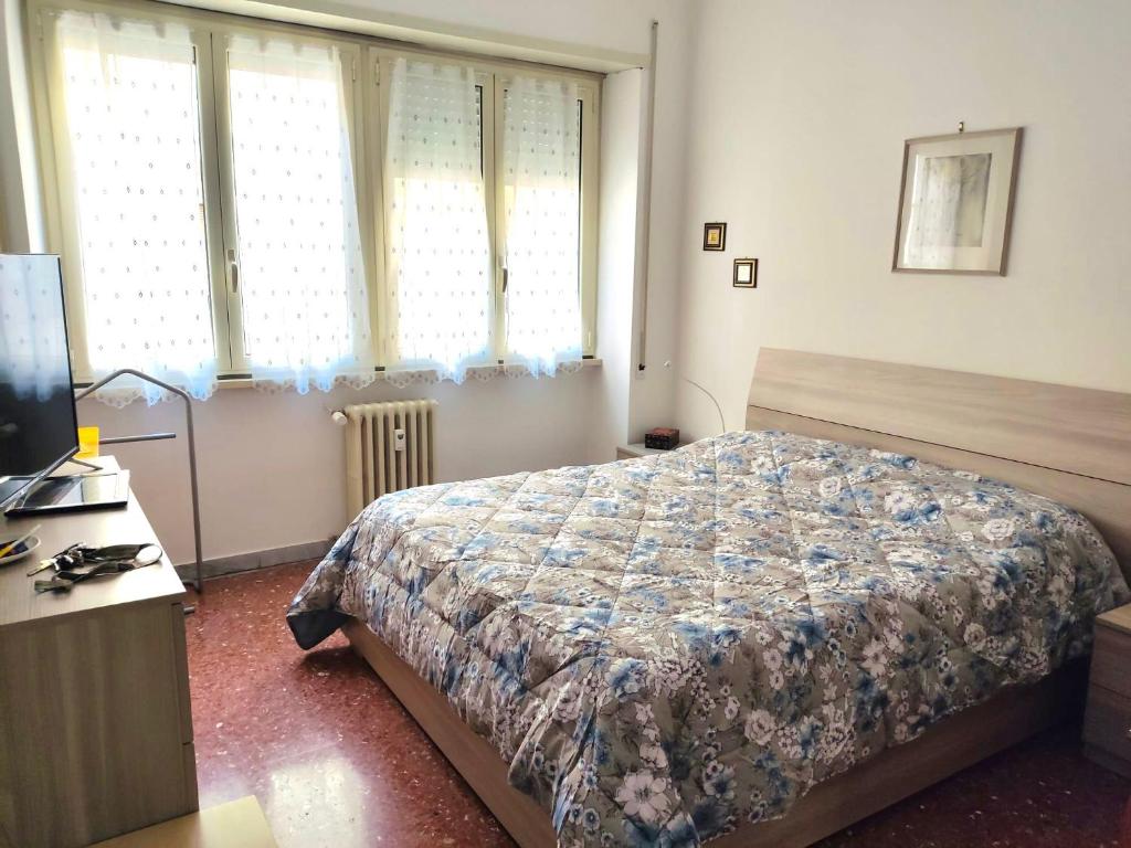 罗马Distretto 14的卧室配有一张床、一张书桌和窗户。