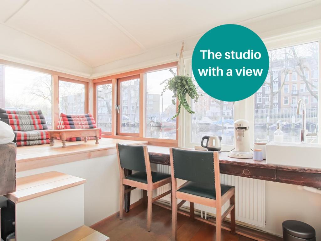 阿姆斯特丹The Amsterdam Houseboat Family - de Jordaan的一室公寓享有带窗户的厨房的景致。